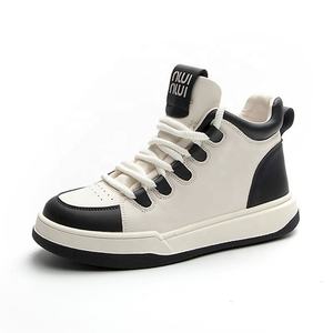 Yeni Yüksek Bilekli Kadın Spor Ayakkabıları Kalın Tabanlı Kaymaz Hafif Günlük Kaykay Tarzı Yürüyüş Ayakkabıları - Product Image 1