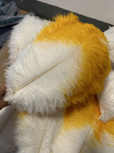 Vente en gros 40-45cm Premium bicolore plumes <span class=keywords><strong>d</strong></span>'<span class=keywords><strong>autruche</strong></span> teintes pour carnaval mariage centres de table Costume coiffure <span class=keywords><strong>d</strong></span>éco - Product Image 4