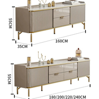 Meuble TV moderne de luxe léger, buffet avec plateau en pierre frittée blanche et portes de placard cannelées, pieds surélevés en métal doré, rangement