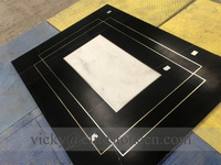 Médaillon en marbre noir Marquina et marbre blanc, découpé au jet d'eau, avec incrustations de lignes en laiton et cuivre pour cabine d'ascenseur