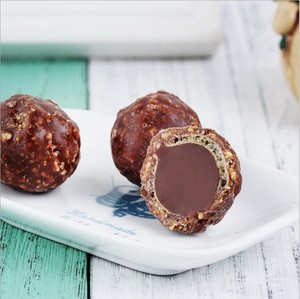 Boîte en forme de cœur, 3 pièces de gaufrettes fruitées au chocolat avec garniture de riz croustillant, enveloppées de papier d'aluminium doré pour la Saint-Valentin - Product Image 5