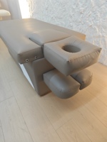 Table de massage électrique design moderne avec cadre en bois et éponge haute densité pour salon de beauté et spa
