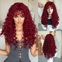 Peluca de Cabello Sintético Largo y Rizado Rojo Brillante de 22 Pulgadas con Flequillo, Fibra Resistente al Calor, Aspecto Natural Mate