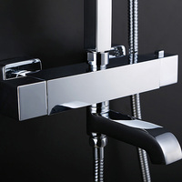 Colonne de douche thermostatique moderne en laiton chromé poli avec robinet de bec de baignoire