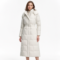 Vente en gros de manteaux longs en duvet pour femmes, couleur beige, avec ceinture, capuche en fausse fourrure, veste matelassée