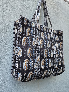 กระเป๋าผ้าฝ้ายทำมือลายดำ พิมพ์ลายดอกไม้สีน้ำเงิน สไตล์วินเทจ โบโฮ เป็นมิตรกับสิ่งแวดล้อม สำหรับขายส่ง - Product Image 2