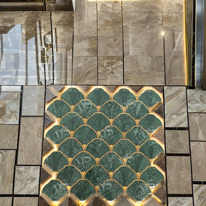 Tấm ốp tường <span class=keywords><strong>mOSAIC</strong></span> đá cẩm thạch xanh lục vàng và đèn lồng kiểu Ả Rập trắng cho tường nội thất khách sạn với thiết kế kiểu sàn gỗ ghép. - Product Image 1