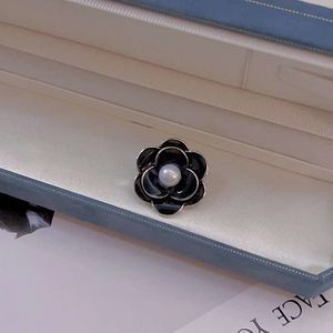 クラシック三次元カメリアブローチ8-9mm天然高品質淡水真珠パーティー用女性用ギフトエンゲージメント - Product Image 4