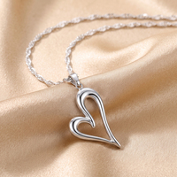 Collier pendentif cœur ajouré poli et élégant pour femme, plaqué or 18 carats, en acier inoxydable 304, avec chaîne d'extension réglable