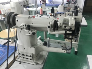 Machine à coudre industrielle à point noué Golden Choice GC335A de haute qualité, à une aiguille, à lit cylindrique, pour la couture de bandes et le sacs en cuir - Product Image 2