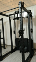 Appareil de musculation multifonction 6 postes intégré avec système de câbles pour tractions Smith/rameur bas et double sélection de poids