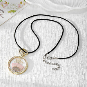 <span class=keywords><strong>Collana</strong></span> di alta gamma Wild Light, creativa e personalizzata, con grande cornice rotonda in resina con lamina d'oro e fiori veri essiccati. - Product Image 2