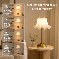 Lampe de table avec abat-jour en forme de fleur blanche style INS, poteau en métal doré, interrupteur de commande, LED décorative, lampe de chevet pour la chambre à coucher, décoration de la maison