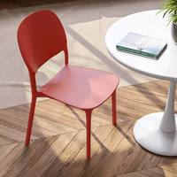 Chaise de salle à manger moderne en plastique rouge pour usage extérieur et commercial en villa, avec design léger, durable et imperméable