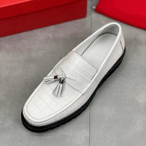 Mocasines de Alta Calidad, Cuero Vacuno Repujado con Patrón de Cocodrilo, Decoración con Borlas, Casuales y Modernos, Transpirables, Ferragamos - Product Image 1