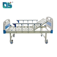 Lit d'hôpital manuel pliable avec panneau de tête en ABS, dossier réglable, barrière de protection en aluminium et 4 roulettes silencieuses pour personnes handicapées
