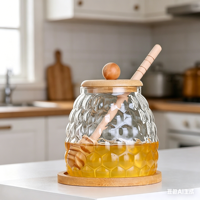 Stoples Madu Kaca Motif Sarang Lebah dengan Tutup Bambu dan Sendok Kayu untuk Madu/Sirup Dapur