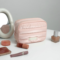 Pochettes cosmétiques matelassées de luxe souples avec logo personnalisé sac de soin de la peau de stockage de maquillage sac de maquillage portable à fermeture éclair de voyage