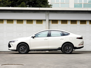 BYD Qin PLUS DM-i 2026, Sedán Compacto con Autonomía EV de 128 km, Híbrido Enchufable, Bajo Consumo de Combustible, Disponible en Stock, Admite Compras al por Mayor - Product Image 3