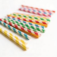 Pailles en papier biodégradables écologiques en emballage coloré, vente en gros pour jus de fruits