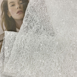 Tissu en dentelle extensible blanc à motif floral, en maille transparente respirante, polyester, élasthanne, avec paillettes, pour robe de mariée - Product Image 1