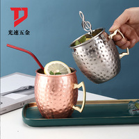 Mug Moscow Mule en acier inoxydable avec texture martelée, avec paille, citron et menthe - Design moderne et épuré