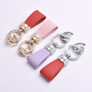 <span class=keywords><strong>Porte</strong></span>-clés pendentif en alliage de zinc gravé avec sangle de transport en forme de nœud, breloque de sac pour femme personnalisée et créative, ouvre-bouteille léger - Product Image 1