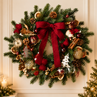 Guirlande de Noël artificielle de luxe avec nœud bordeaux, ornements en oranges séchées, cannelle et pommes de pin pour la décoration de la porte d'entrée ou de la cheminée