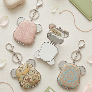 Miroir compact tête de chien avec porte-clés, en tissu brocart Song, miroir de maquillage pliable double face, cadre en plastique, verre jacquard en soie - Product Image 1