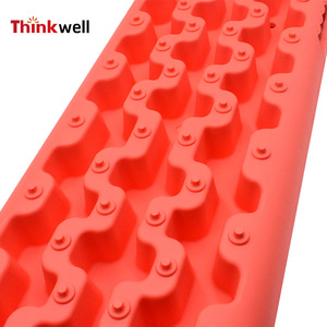 แผ่นรองล้อ Thinkwell ขนาด 108.5x31.5x6.5 ซม. สีแดง ผลิตจาก PP สำหรับรถออฟโรดทุกสภาพพื้นผิว - Product Image 1