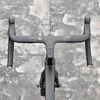 Nouveau vélo de course sur route en fibre de carbone léger 2026 à 24 vitesses avec changement électronique de vitesse, freins à disque hydrauliques et technologie sans fil
