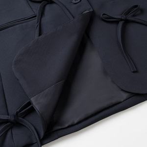 Blazer informal de moda color azul marino con lazo frontal para mujer, con mangas largas y diseño de botonadura sencilla - Product Image 4