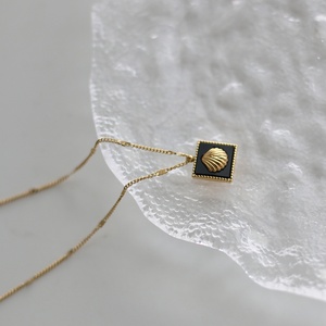 Collar con Colgante de Acero Inoxidable con Cadena Chapada en Oro Resistente al Deslustre y Concha Cuadrada de Esmalte Negro para Mujer - Product Image 6