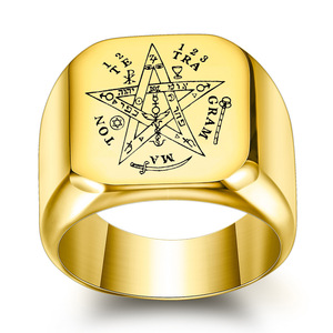 Anillo cuadrado de acero inoxidable de 18 mm para hombre con estrella de cinco puntas y letras grabadas con láser para uso diario - Product Image 1