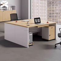 Ensemble de poste de travail moderne pour employés avec panneau de protection et chemin de câbles modulaire pour bureaux d'entreprise, agences créatives et zones de collaboration d'équipe