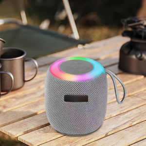 Mini-enceinte portable compacte pour son stéréo Hi-Fi avec basses profondes, réveil intégré, alimentation par piles, design carré, en plastique - Product Image 5