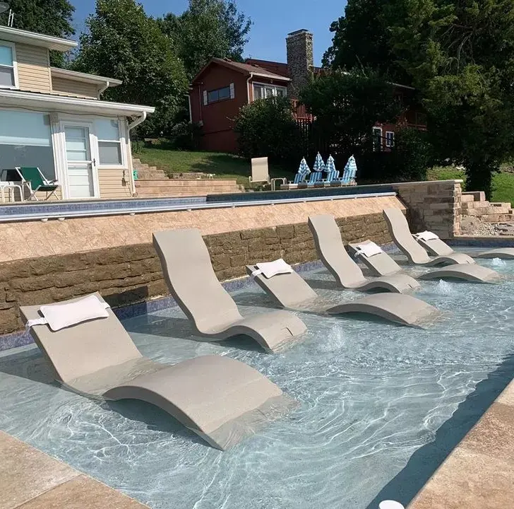 पानी के लाउंज चेयर गार्डन में आउटडोर टैनिंग पूल चेज़ लाउंज डेक कुर्सियां