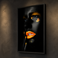 Toile murale portrait femme noir et or, visage et mains abstraits avec accents métalliques pour décoration intérieure salon, chambre, hôtel