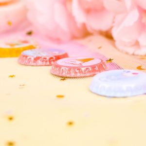 Épinglette personnalisée avec logo imprimé UV sur capuchon de bouteille en zinc, thème ange, style anime, idée cadeau d'affaires - Product Image 5