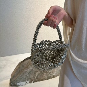 Sac à main semi-circulaire en métal argenté brillant, tissé à la main, orné de perles, style féerique haut de gamme français, fermeture ouverte, sans tanjings - Product Image 2