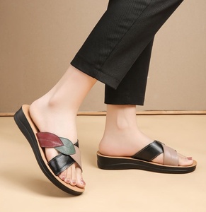 2025 donna donna donna con suola spessa Casual pantofole antiscivolo <span class=keywords><strong>sandali</strong></span> da spiaggia indossano <span class=keywords><strong>sandali</strong></span> in pelle di lusso a <span class=keywords><strong>tacco</strong></span> <span class=keywords><strong>basso</strong></span> - Product Image 6