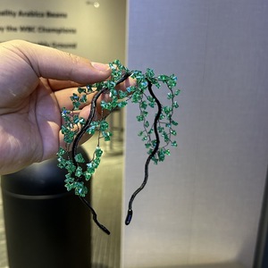 Serre-tête de mariée artisanal en perles et cristaux, accessoire de cheveux de mariage en maille tissée, coiffe élégante - Product Image 3