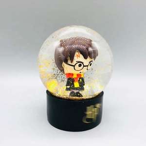 Palla di Neve Personalizzata con Ragazzo, Decorazione Natalizia in Resina Dipinta a Mano, Souvenir Ecologico, Sfera di Cristallo con Scenari di Film Magici, Ornamento <span class=keywords><strong>da</strong></span> Tavolo - Product Image 3