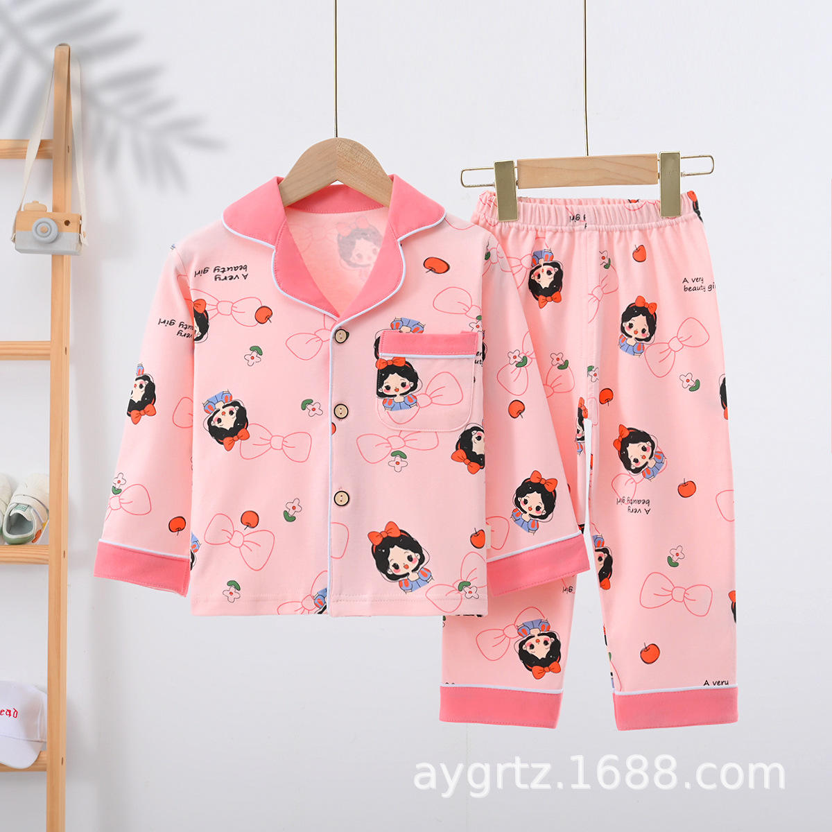 เด็กผู้หญิงตัวเล็กสีชมพู