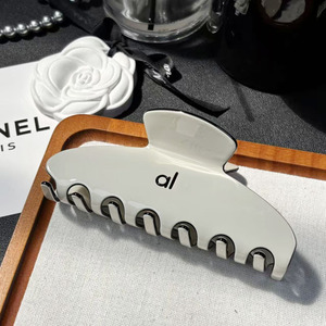 유시 커스텀 로고 대형 아세테이트 알로 헤어 클립 샤크 클립 심플 블랙 앤 화이트 패셔너블 엘레강트 헤어 액세서리 - Product Image 3