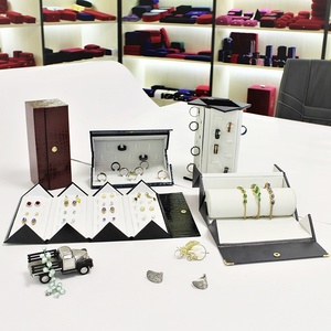Caja de Anillos Rectangular Personalizada, Caja de Almacenamiento de Joyas con Múltiples Compartimentos, Caja de Exhibición de Joyería Vintage, Modelo Fashion Dogg - Product Image 1