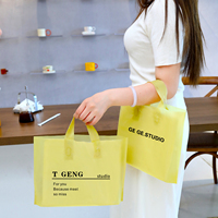 Sacs à vêtements en PE mat recyclables et durables avec logo personnalisé, 1 pièce MOQ, pochettes à poignée découpée pour boutique de vêtements