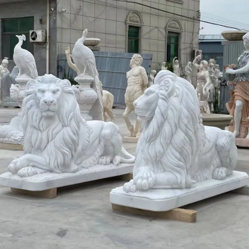 Escultura de animal sentado em mármore branco para entrada ao ar livre, estátua de leão com bola