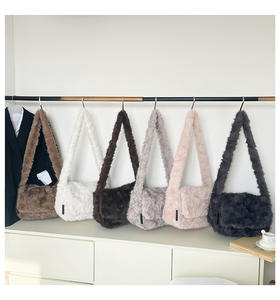 Borsa a Tracolla Invernale Vintage <span class=keywords><strong>di</strong></span> <span class=keywords><strong>Lusso</strong></span> in Finta Pelliccia Calda per Studenti e Viaggi, Grande Borsa Messenger Morbida e Pelosa con Patta - Product Image 2