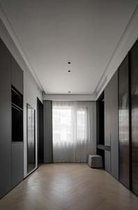 Dressing moderne sur mesure avec portes coulissantes en bois massif - Product Image 3